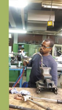 Yohannes bei einer Übung im Rahmen eines überbetrieblichen Lehrgangs zum Thema Fügetechniken